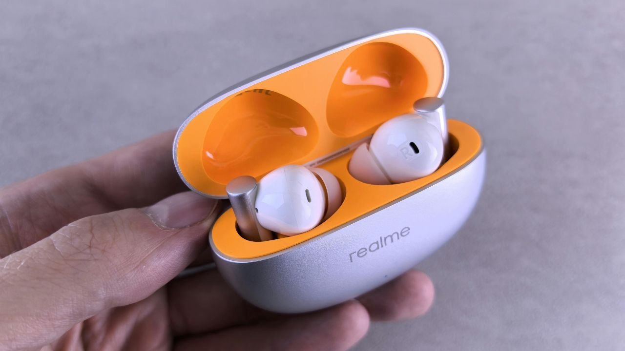 Bluetooth Earbuds Vs Neckband Earphones: जानें कौन रहेगा आपके लिए बेस्ट और देखें अफोर्डेबल और शानदार डील्स