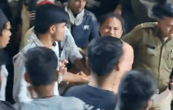 पटवारी ने नाबालिग छात्रा का नहाते हुए बनाया वीडियो, ग्रामीणों ने की जमकर पिटाई, पुलिस ने बचाया