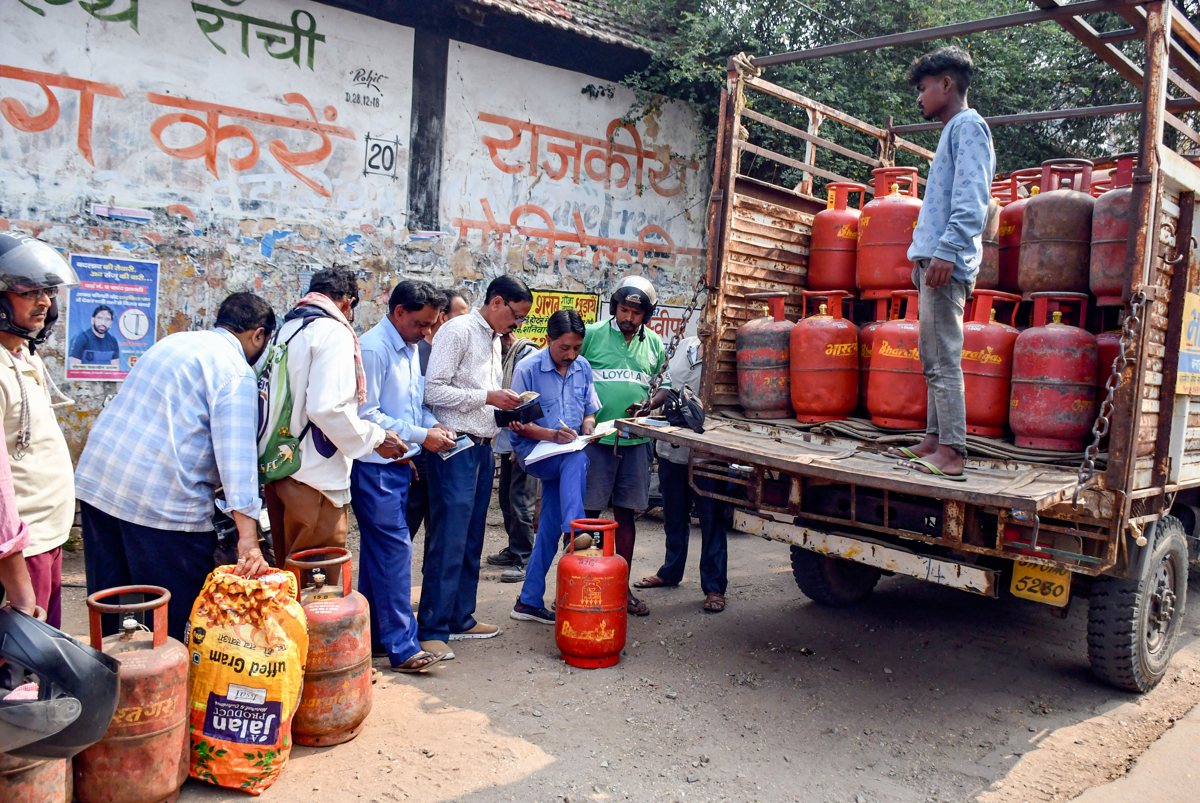 PM Modi Meets Hardeep Puri, S Jaishankar Over LPG Concerns Amid Iran War