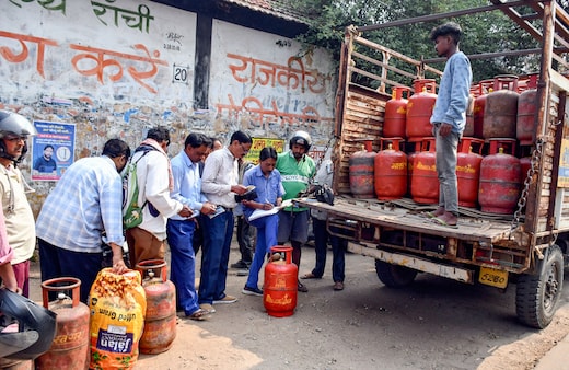 Live: दिल्‍ली, बेंगलुरु, महाराष्‍ट्र में गैस की किल्‍लत की खबरों के बीच हरदीप पुरी ने PM मोदी से की मुलाकात