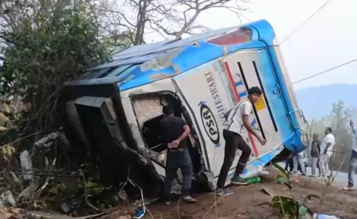 Odisha: नयागढ़ में पर्यटक बस पलटी, 4 महिलाओं समेत 5 की मौत, 30 से अधिक घायल