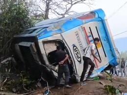 Odisha: नयागढ़ में पर्यटक बस पलटी, 4 महिलाओं समेत 5 की मौत, 30 से अधिक घायल