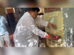 अस्पताल में गंदगी देख भड़के ऊर्जा मंत्री, पहले अधिकारियों को लताड़ा फिर खुद झाड़ू उठाकर की सफाई