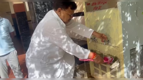 अस्पताल में गंदगी देख भड़के ऊर्जा मंत्री, पहले अधिकारियों को लताड़ा फिर खुद झाड़ू उठाकर की सफाई