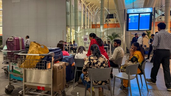 कई उड़ानें रद्द, परेशान दिखे यात्री... मिडिल ईस्ट में तनाव से दिल्ली  एयरपोर्ट पर ऐसे हैं हालात | Israel Iran War Middle East tensions impact Delhi  airport passengers worried as ...