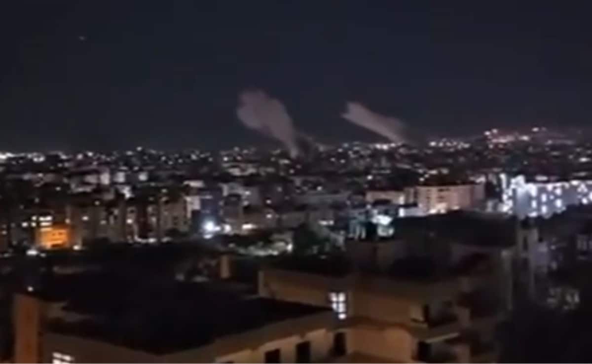 Israeli Strikes Target Beirut Suburbs: Report