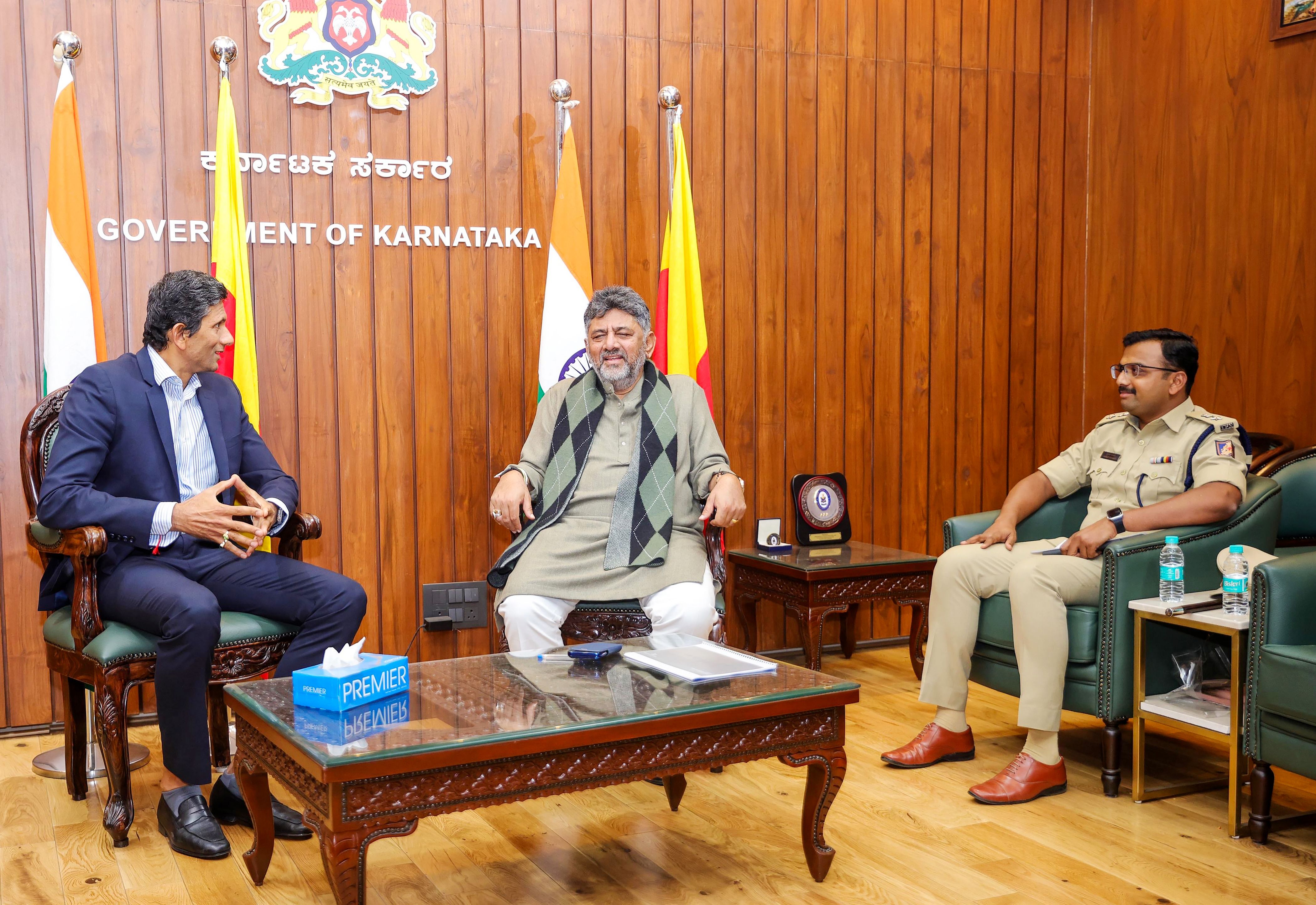 कर्नाटक के डिप्टी सीएम डीके शिवकुमार ने शुक्रवार को राज्य क्रिकेट एसोसिएशन के अध्यक्ष वेंकटेश प्रसाद से टिकटों को लेकर चर्चा की. 