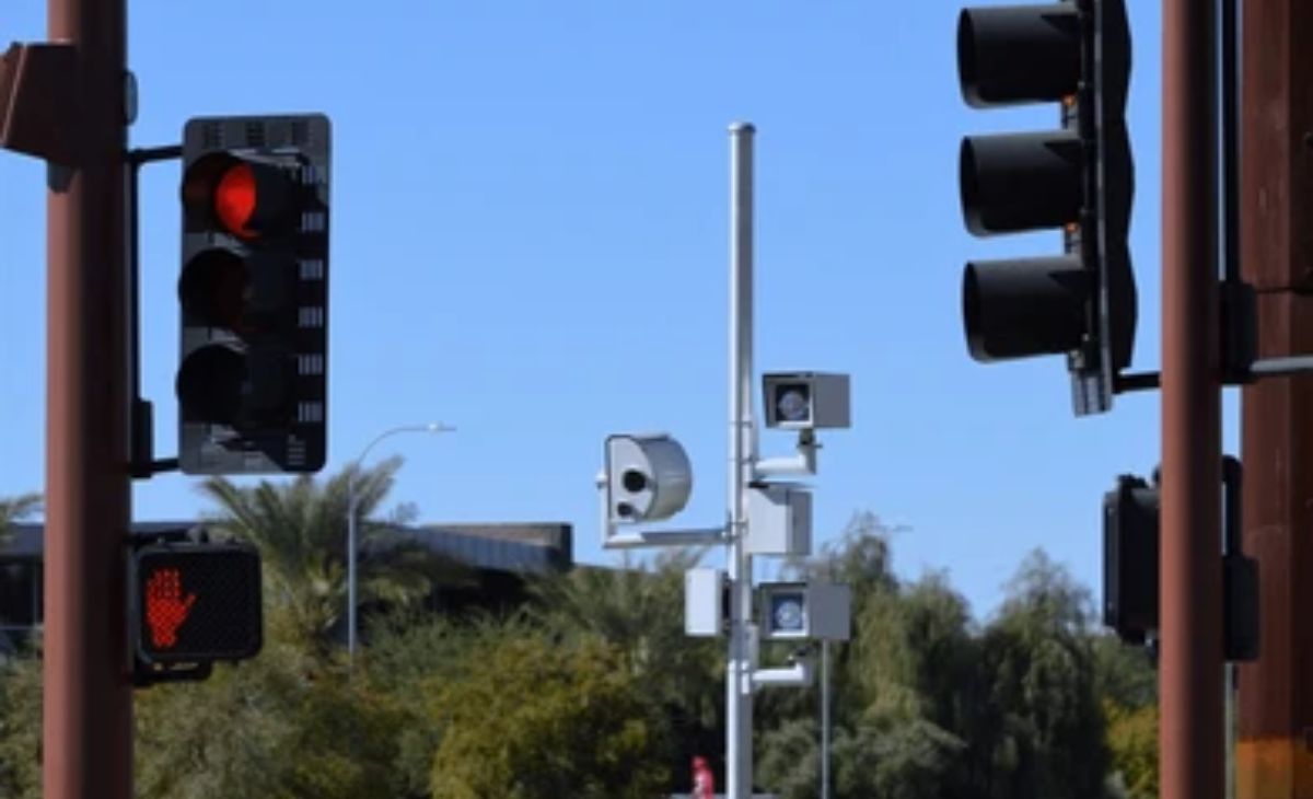 दिल्ली की भीड़-भाड़ वाली मेन जगहों पर लगे खास ट्रैफिक कैमरे, रेड लाइट पार करते ही कटेगा चालान