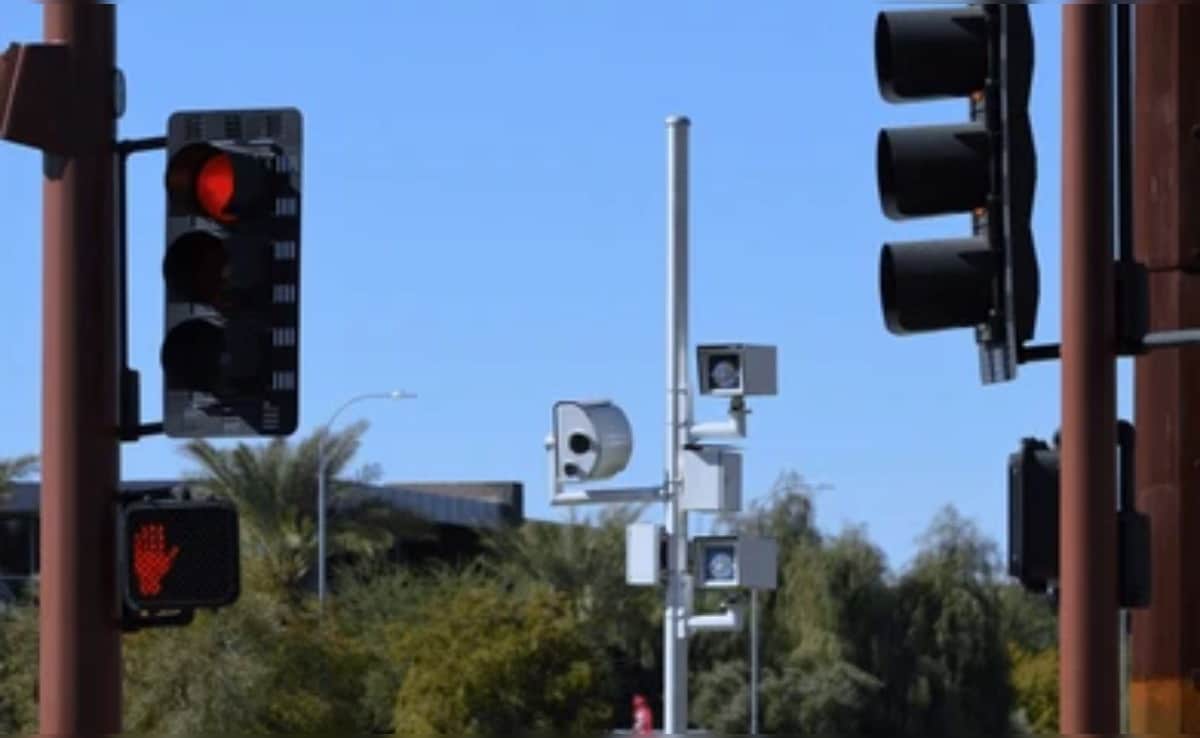 दिल्ली की भीड़-भाड़ वाली मेन जगहों पर लगे खास ट्रैफिक कैमरे, रेड लाइट पार करते ही कटेगा चालान
