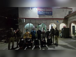 ग्रेटर नोएडा की सोसाइटी में होली पर दे दनादन, गार्ड और स्थानीय लोगों के जमकर मारपीट, वीडियो वायरल