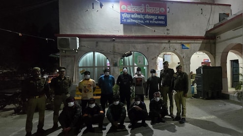 ग्रेटर नोएडा की सोसाइटी में होली पर दे दनादन, गार्ड और स्थानीय लोगों के जमकर मारपीट, वीडियो वायरल