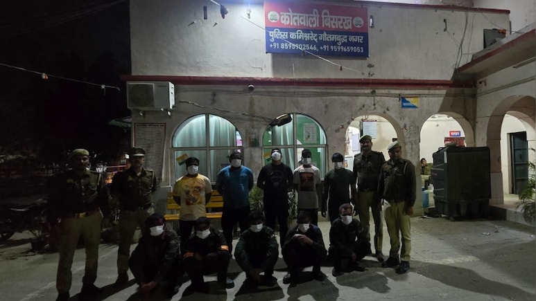 ग्रेटर नोएडा की सोसाइटी में होली पर दे दनादन, गार्ड और स्थानीय लोगों के जमकर मारपीट, वीडियो वायरल