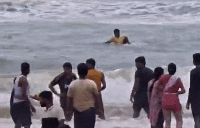 पुरी समुद्र तट पर दर्दनाक हादसा, नहाते समय तेज लहरों में बहकर दो पर्यटकों की मौत