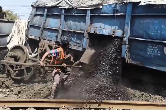 कटनी रेल ट्रैक पर कोयले से भरी मालगाड़ी के पांच डिब्बे उतरे, अप-डाउन ट्रेन हुई प्रभावित, सुधार कार्य जारी