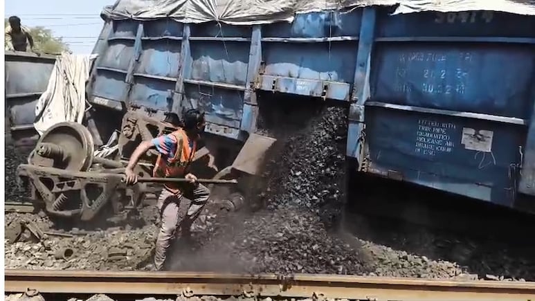 कटनी रेल ट्रैक पर कोयले से भरी मालगाड़ी के पांच डिब्बे उतरे, अप-डाउन ट्रेन हुई प्रभावित, सुधार कार्य जारी