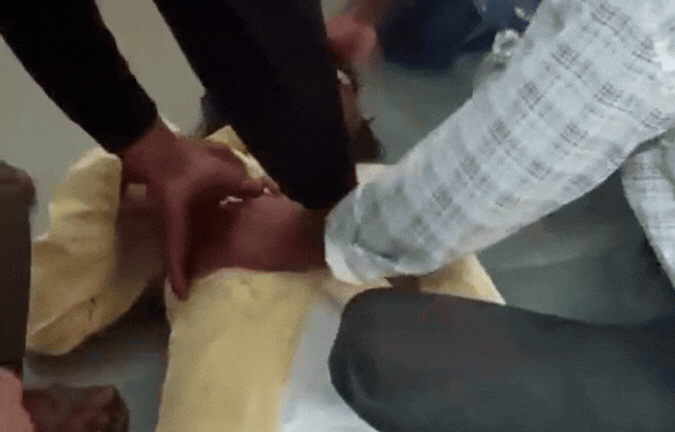 VIDEO: अस्पताल के फर्श पर युवक की लाइव मौत! लोग देते रहे सीपीआर, लेकिन डॉक्टर रहे नदारद&nbsp;