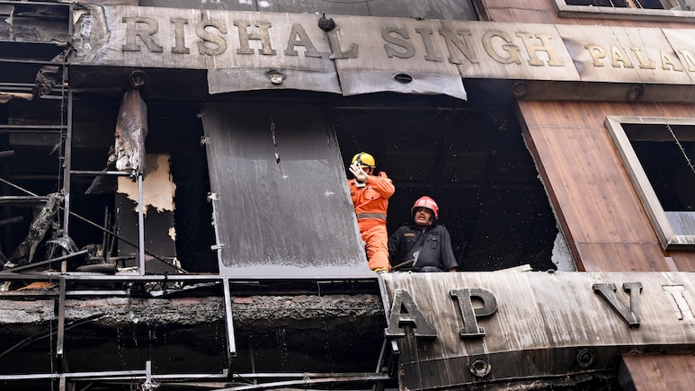 पालम अग्निकांड: इन दो लोगों की जान बचना किसी करिश्मे से कम नहीं, तारों ने बचाई बच्ची की जान, बेटा ICU में पर त्रासदी से अनजान