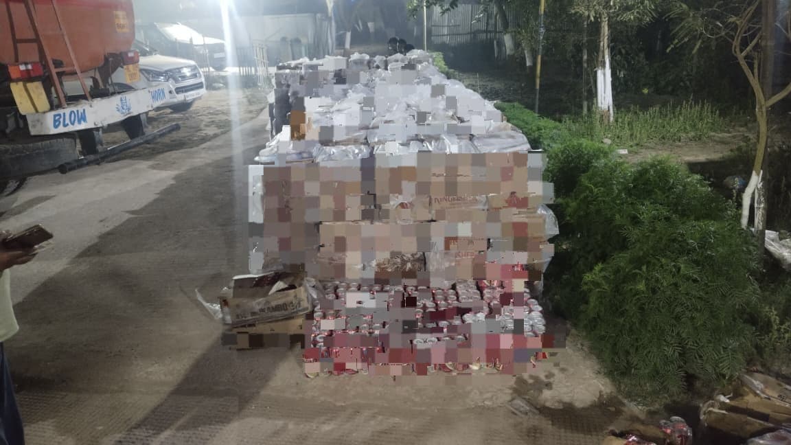 पेट्रोल टैंकर से जब्त विदेशी शराब की बड़ी खेप.