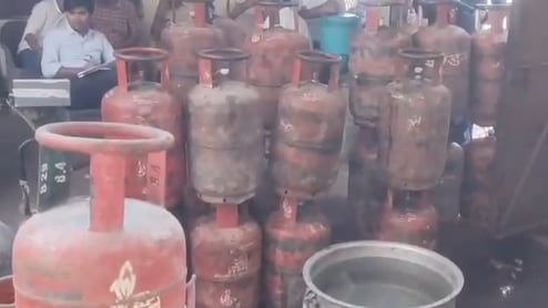 Rajasthan: धौलपुर में &nbsp;कैटरर्स के गोदाम और होटल पर कार्रवाई, छापेमारी में 81 गैस सिलेंडर जब्त