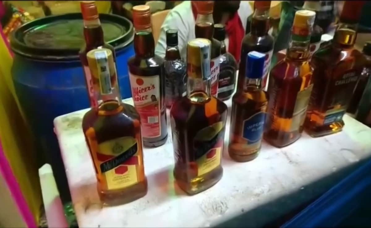 समस्तीपुर में शराबबंदी का मजाक! राजकीय मेले में मंत्री-डीएम की मौजूदगी में टेबल पर सजीं शराब की बोतलें