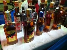 समस्तीपुर में शराबबंदी का मजाक! राजकीय मेले में मंत्री-डीएम की मौजूदगी में टेबल पर सजीं शराब की बोतलें