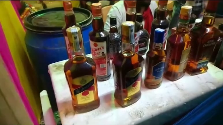 समस्तीपुर में शराबबंदी का मजाक! राजकीय मेले में मंत्री-डीएम की मौजूदगी में टेबल पर सजीं शराब की बोतलें