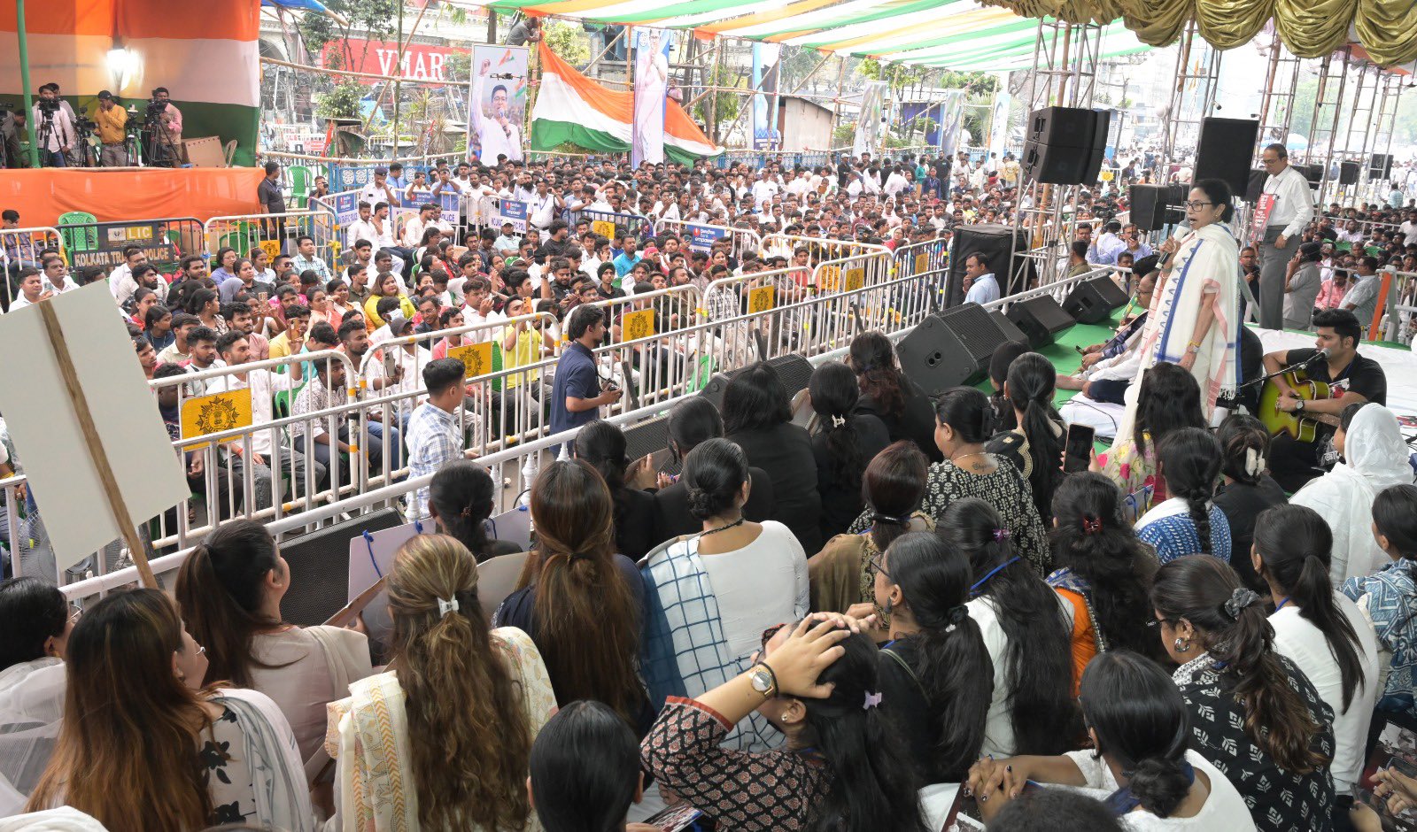 ममता के धरनास्थल पर समर्थकों की भीड़ हर रोज जुट रही हैं. ममता के धरनास्थल पर समर्थकों की भीड़ हर रोज जुट रही हैं.
