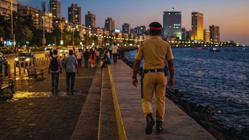 Mumbai News : 'तू जीव दे, नाहीतर..'; मुंबई पोलीस कर्मचाऱ्याला धमकी, प्रशिक्षण केंद्रात उचललं टोकाचं पाऊल