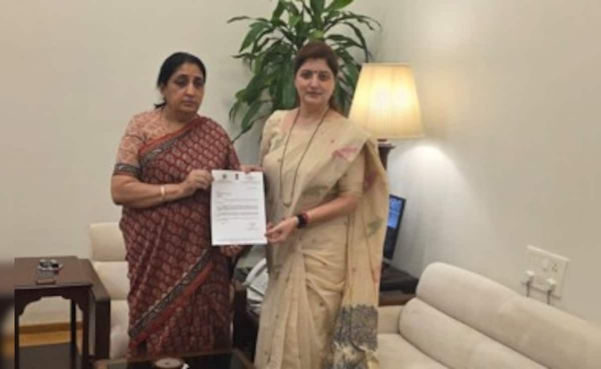 महाराष्ट्र महिला आयोग की अध्यक्ष रूपाली चाकणकर ने दिया इस्तीफा, बाबा अशोक खरात से संबंध के हैं आरोप