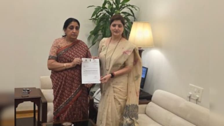 महाराष्ट्र महिला आयोग की अध्यक्ष रूपाली चाकणकर ने दिया इस्तीफा, बाबा अशोक खरात से संबंध के हैं आरोप