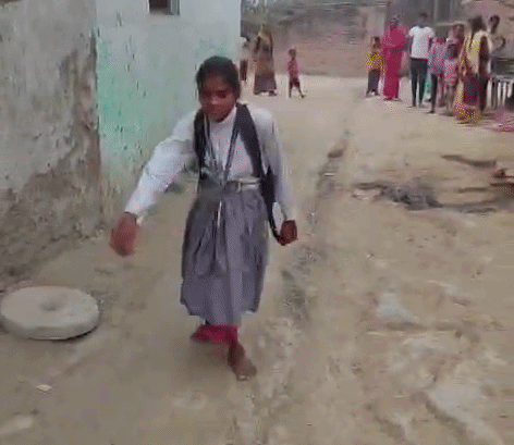 बिहार: दोनों पैरों से दिव्यांग, फिर भी रोज 2KM पैदल ही स्कूल जाती है बच्ची; Video वायरल होने पर मिली मदद