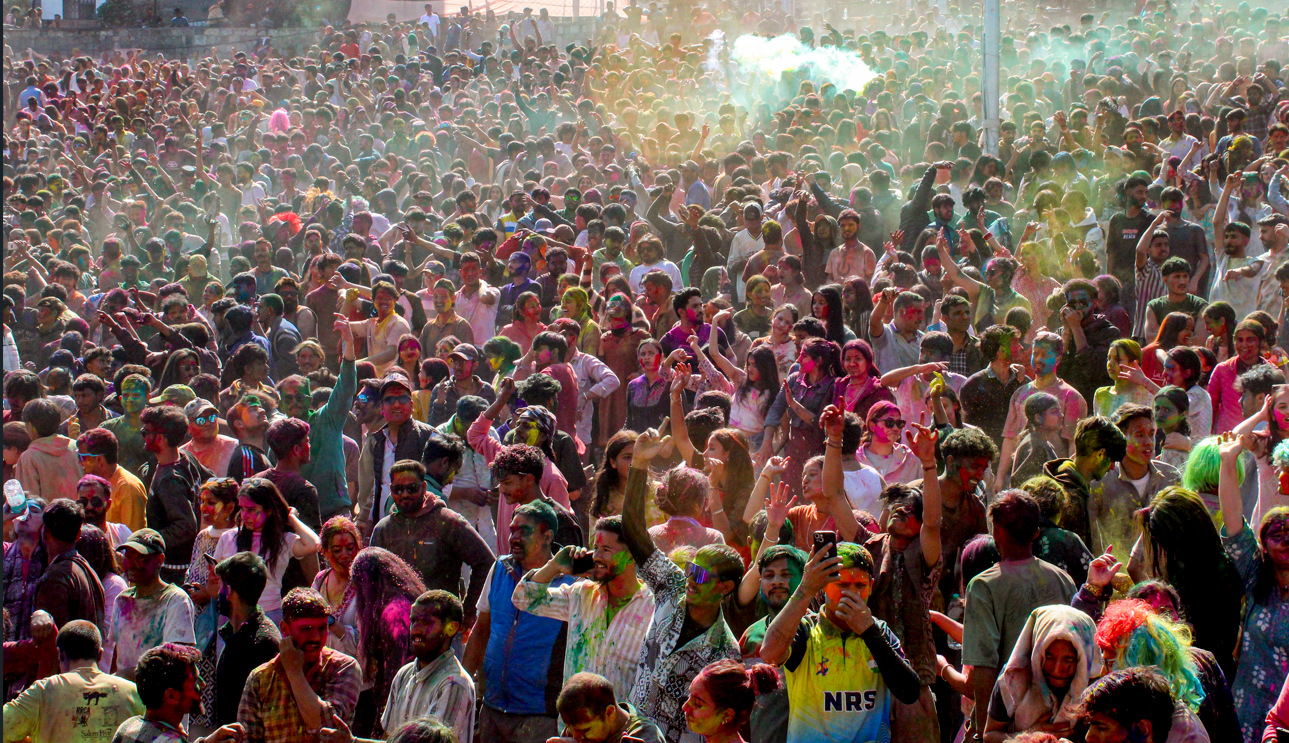 देशभर में धूमधाम से मनाई जा रही होली, पढ़ें- हर शहर का हाल, LIVE Updates