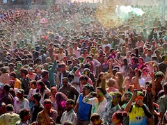 देशभर में धूमधाम से मनाई जा रही होली, पढ़ें- हर शहर का हाल, LIVE Updates