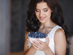 Eating Berries, Apples And Citrus Fruits Can Lift Up Women's Mood, Says New Study