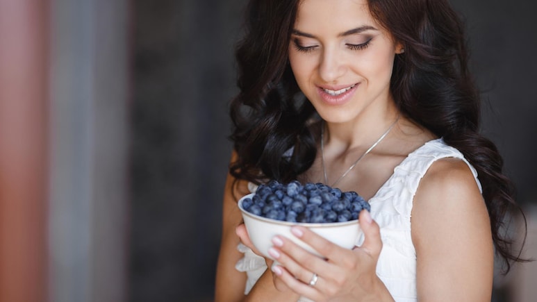 Eating Berries, Apples And Citrus Fruits Can Lift Up Women's Mood, Says New Study