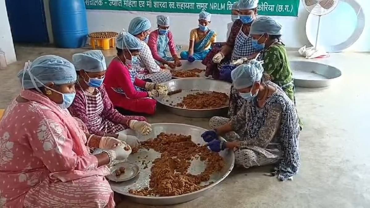 Korea Modak Model: मोदक बनाती हुई महिलाएं