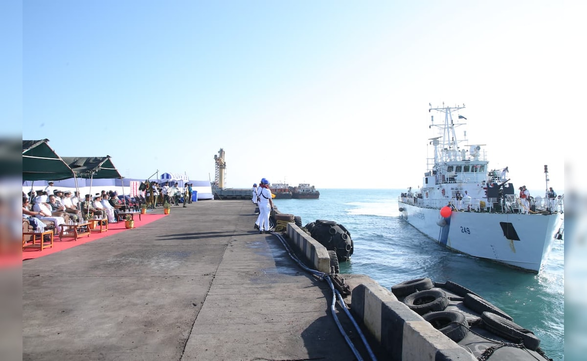 गुजरात की समुद्री सुरक्षा और मजबूत; ओखा पहुंचा कोस्ट गार्ड का अत्याधुनिक जहाज ICGS अपूर्वा
