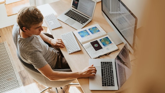 काम के दौरान पोस्चर सुधारने वाले Height Adjustable Desks पर ये शानदार डील्स न करें मिस, कीमत में है बेहद कम