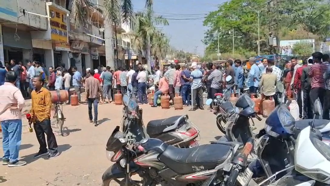 Domestic Gas Shortage: मध्य प्रदेश में घरेलू गैस के लिए लंबी कतार