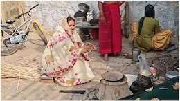 Rajasthan: जमीन पर बैठकर आटा गूंथा, चूल्हे पर सेंकी रोटी; नेता प्रतिपक्ष टीकाराम जूली की पत्नी का 'देसी' अंदाज वायरल