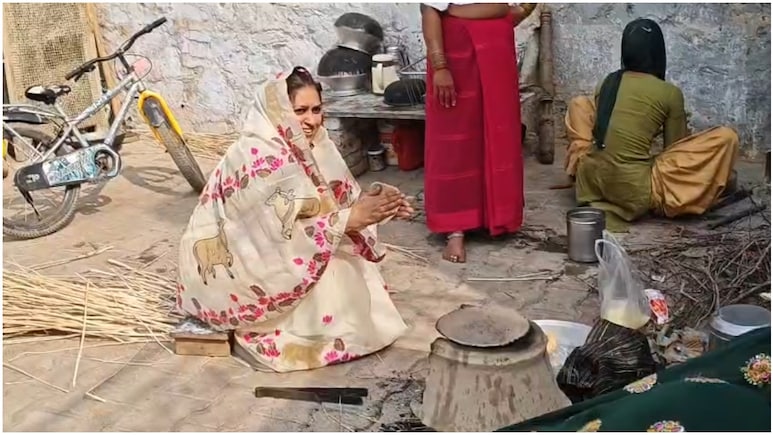 Rajasthan: जमीन पर बैठकर आटा गूंथा, चूल्हे पर सेंकी रोटी; नेता प्रतिपक्ष टीकाराम जूली की पत्नी का 'देसी' अंदाज वायरल