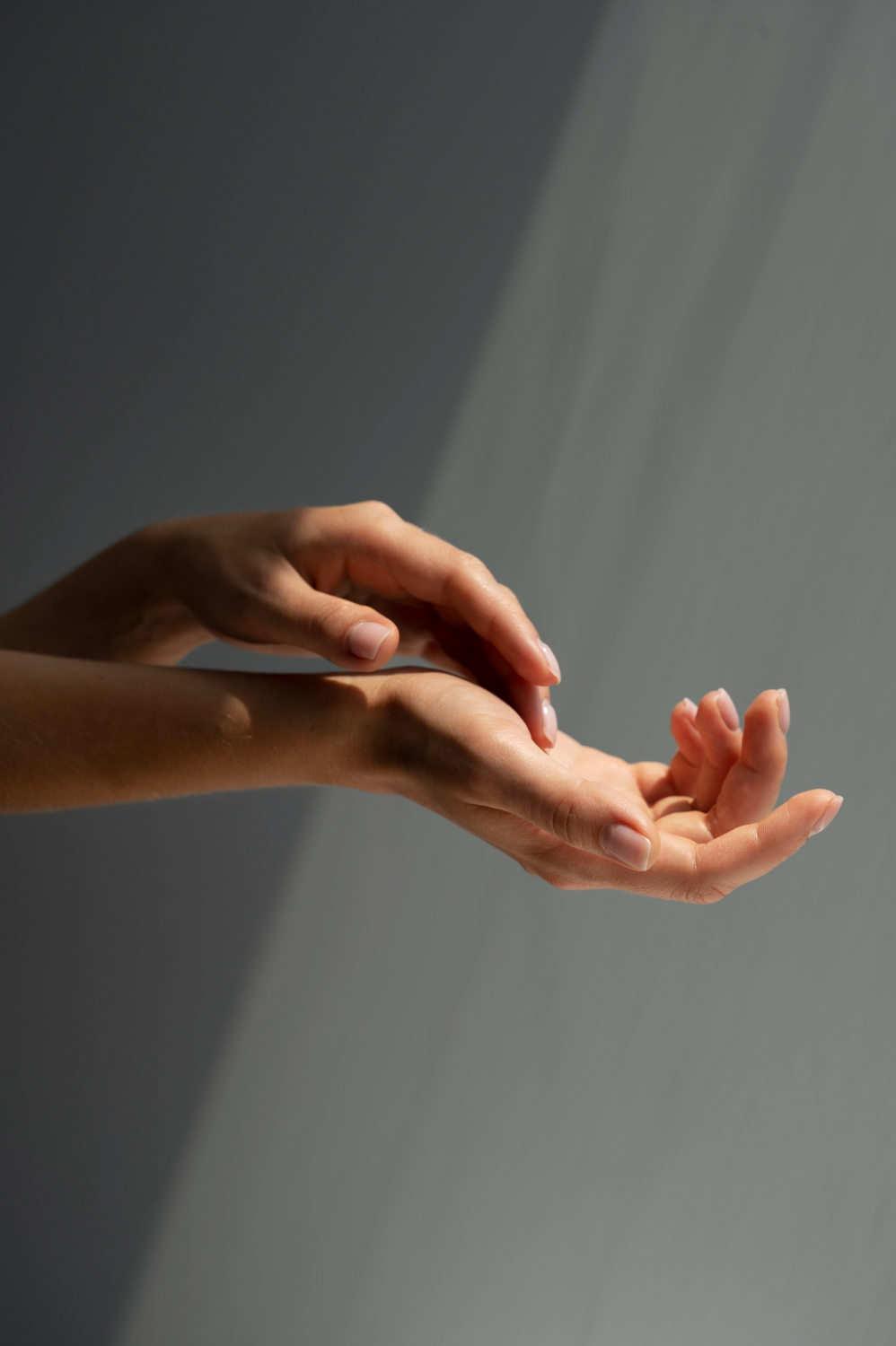 The Cold Hand Test For Women: Could It Signal Poor Blood Circulation?