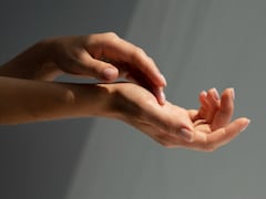 The Cold Hand Test For Women: Could It Signal Poor Blood Circulation?