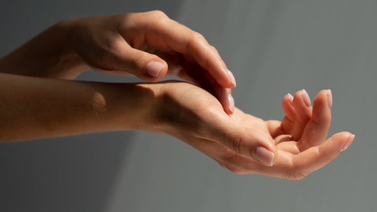The Cold Hand Test For Women: Could It Signal Poor Blood Circulation?