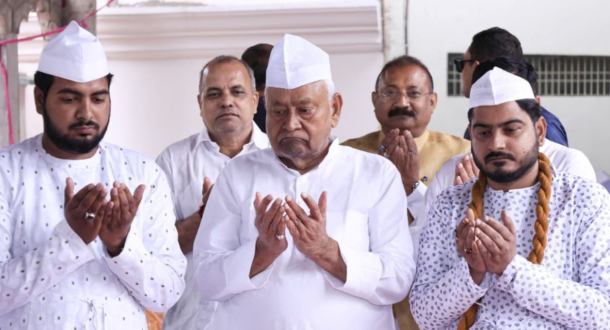 मेल-मुलाकात और ईद की मुबारकबाद.. बिहार के सीएम नीतीश कुमार और उनके बेटे की तस्वीरें