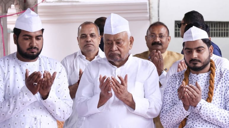 मेल-मुलाकात और ईद की मुबारकबाद.. बिहार के सीएम नीतीश कुमार और उनके बेटे की तस्वीरें