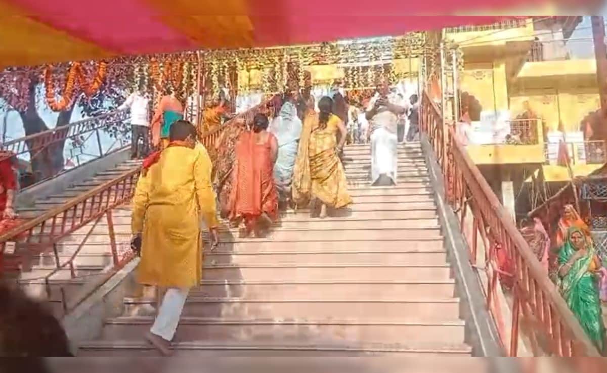 मंदिर में उमड़ी भक्तों की भीड़