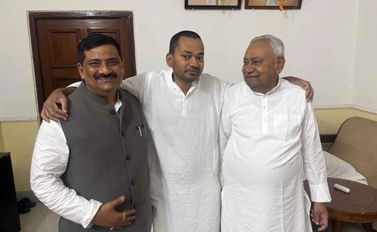 Nishant Kumar JDU Entry Live Updates: JDU ज्वाइन करते ही पिता नीतीश कुमार से मिले बेटे निशांत,मुंह मीठा कर लगाया गले