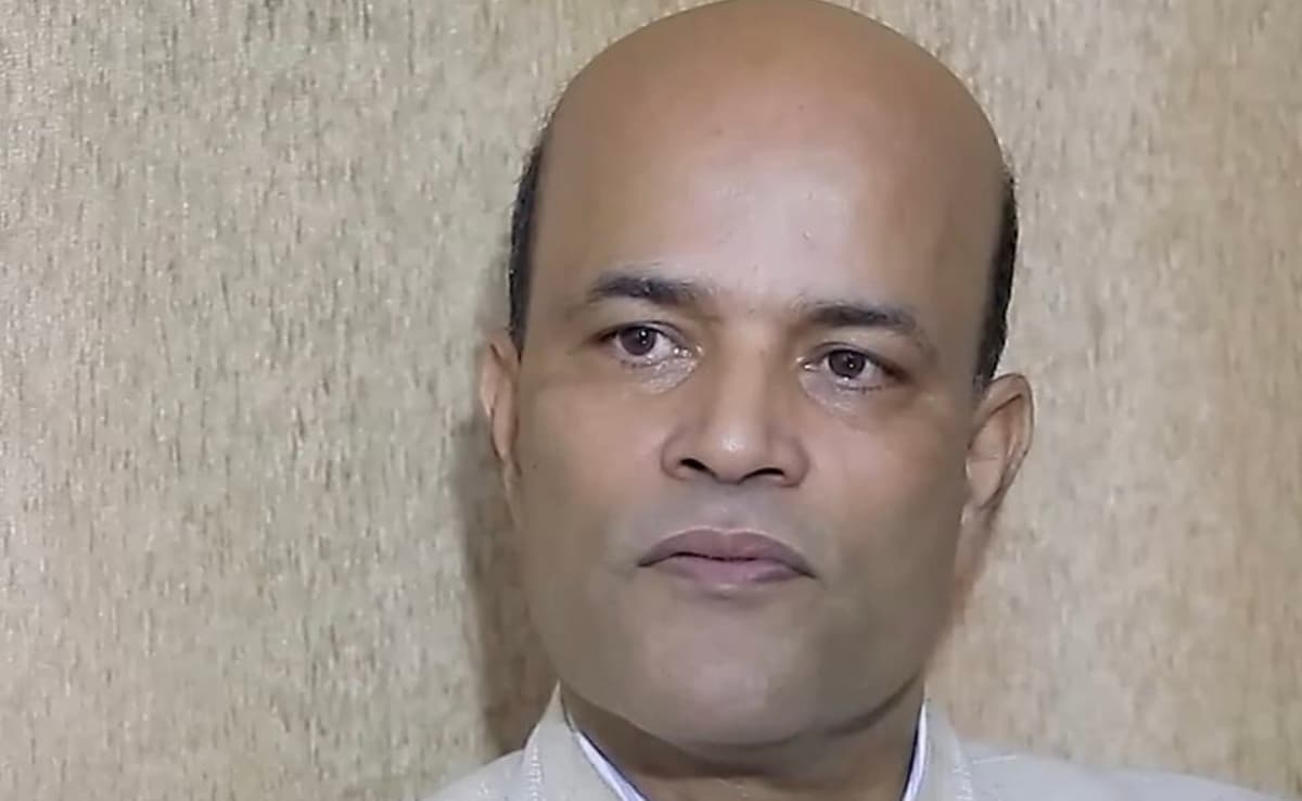 अमरेश कुमार  सिंह तीसरी बार प्रतिनिधि सभा के लिए चुने गए हैं. एक बार उन्होंने संसद में अपनी शर्ट निकालकर सनसनी नचा दी थी.