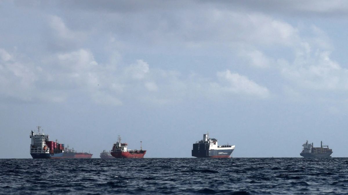 वैश्विक तेल पर संकट, ईरान ने बंद किया स्ट्रेट ऑफ होर्मुज, गुजरने वाले जहाजों को जलाने की दी धमकी